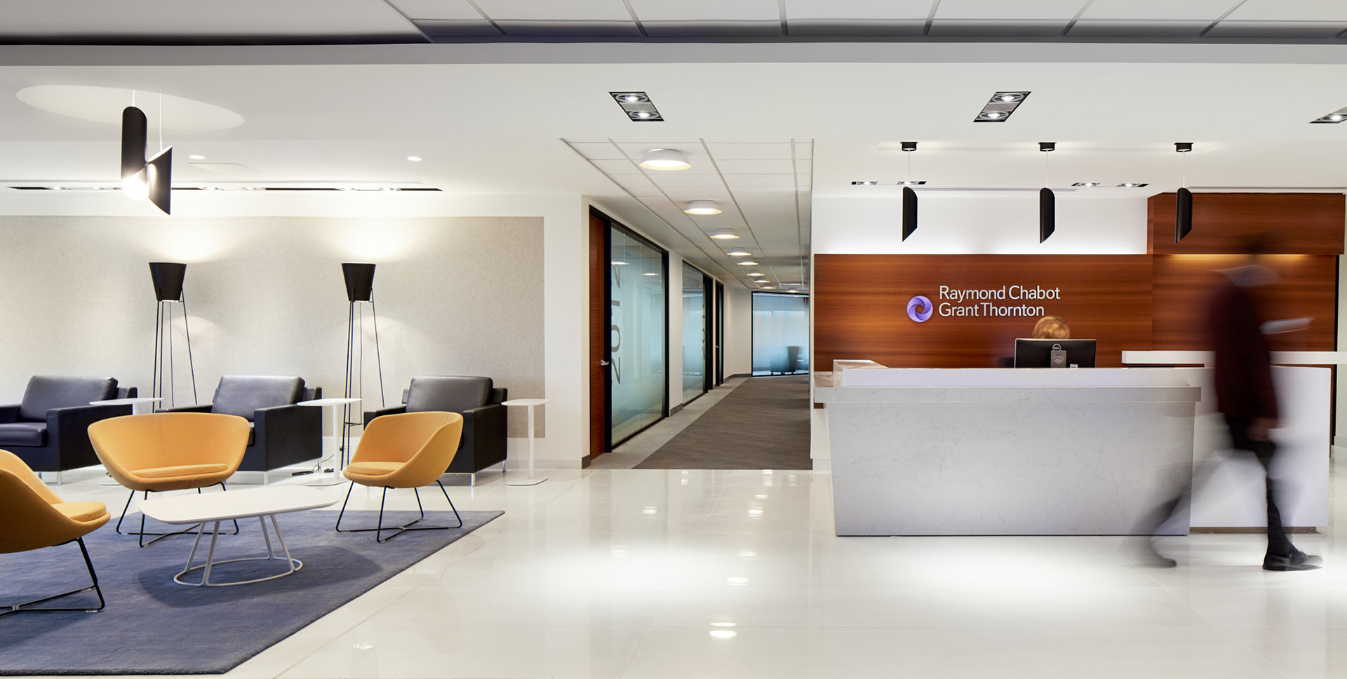 Réception et lounge de la zone client au siège social de RCGT à Montréal aménagé par VAD Designers