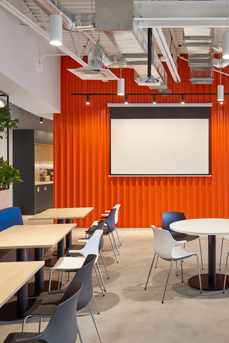 Projet de design - Cafétéria aux bureaux de Martins Industries par VAD Designers d'intérieur commercial.